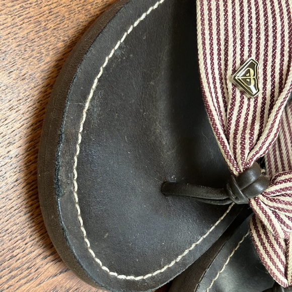 Roxy thong flips,pre-owned. Fabric uppers brown/white stripe. 7-7.5 size. Comfy! - Picture 5 of 5